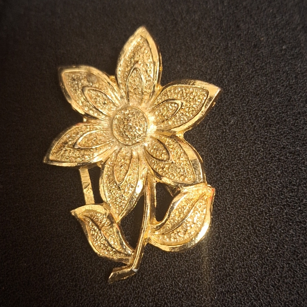 Vintage Flower Brooch~GERRYS~6 Petal~Gold Tone Pin